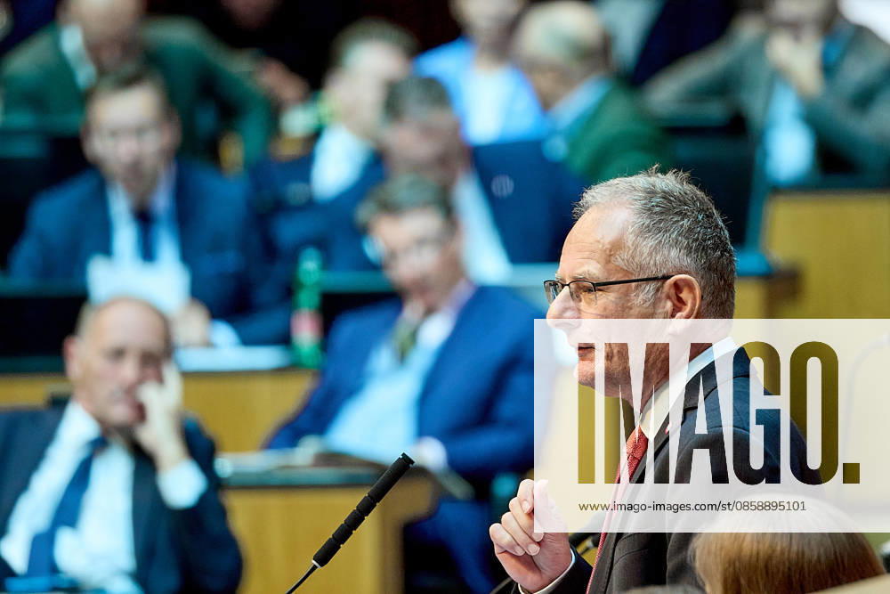 - Wien 11.06.2026 - Debatte Budget Österreichisches Parlament - Der Nationalrat trat heute im Hohen Haus zu einer regluären Nationalratssitzung zusammen. Haupthema war die gestrige Budgetrede des Finanzministers und die Debatte darüber. PHOTO: Finanzminister Markus Marterbauer (SPÖ) auf der Regierungsbank.. Vienna (AUSTRIA) - Austrian Parliament National Council session - The National Council met today in Parliament for a regular National Council session. The topic of the plenary session was the Budget Speech by the Austrian Minister of Finance. Budget, Finanzen, Staatsfinanzen, Geld, Steuern, Ausgaben, Einnahmen, Regierung, echtes Dopelbudet 2027 28 , 2028, Schulden, Nationalratssitzung, Nationalrat SItzung Debatte zu Budgetprä