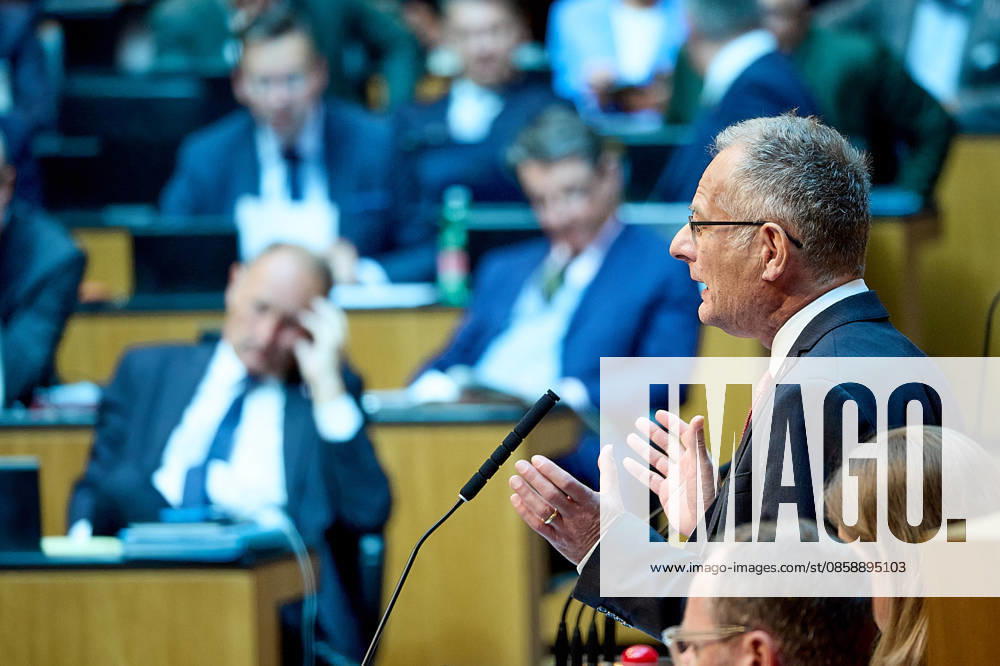 - Wien 11.06.2026 - Debatte Budget Österreichisches Parlament - Der Nationalrat trat heute im Hohen Haus zu einer regluären Nationalratssitzung zusammen. Haupthema war die gestrige Budgetrede des Finanzministers und die Debatte darüber. PHOTO: Finanzminister Markus Marterbauer (SPÖ) auf der Regierungsbank.. Vienna (AUSTRIA) - Austrian Parliament National Council session - The National Council met today in Parliament for a regular National Council session. The topic of the plenary session was the Budget Speech by the Austrian Minister of Finance. Budget, Finanzen, Staatsfinanzen, Geld, Steuern, Ausgaben, Einnahmen, Regierung, echtes Dopelbudet 2027 28 , 2028, Schulden, Nationalratssitzung, Nationalrat SItzung Debatte zu Budgetprä