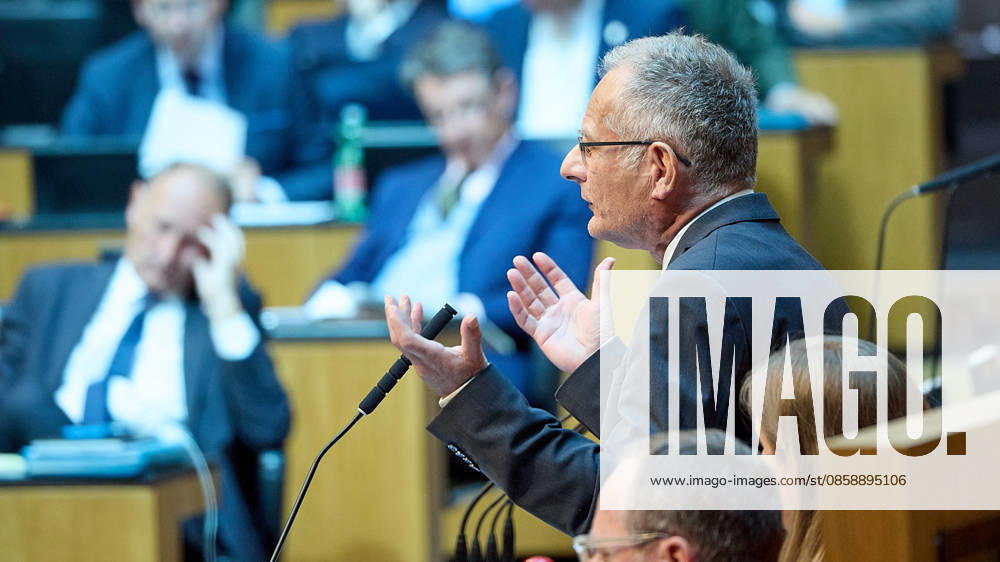 - Wien 11.06.2026 - Debatte Budget Österreichisches Parlament - Der Nationalrat trat heute im Hohen Haus zu einer regluären Nationalratssitzung zusammen. Haupthema war die gestrige Budgetrede des Finanzministers und die Debatte darüber. PHOTO: Finanzminister Markus Marterbauer (SPÖ) auf der Regierungsbank.. Vienna (AUSTRIA) - Austrian Parliament National Council session - The National Council met today in Parliament for a regular National Council session. The topic of the plenary session was the Budget Speech by the Austrian Minister of Finance. Budget, Finanzen, Staatsfinanzen, Geld, Steuern, Ausgaben, Einnahmen, Regierung, echtes Dopelbudet 2027 28 , 2028, Schulden, Nationalratssitzung, Nationalrat SItzung Debatte zu Budgetprä