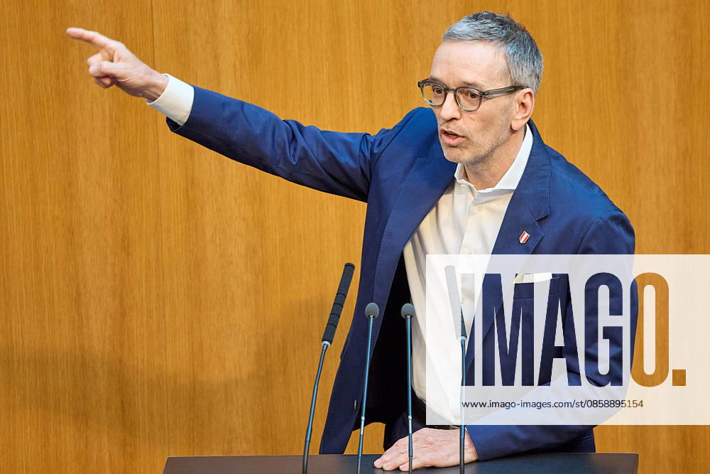 - Wien 11.06.2026 - Debatte Budget Österreichisches Parlament - Der Nationalrat trat heute im Hohen Haus zu einer regluären Nationalratssitzung zusammen. Haupthema war die gestrige Budgetrede des Finanzministers und die Debatte darüber. PHOTO: FPÖ-Bundesparteiobmann Herbert Kickl (L) am Rednerpult. Vienna (AUSTRIA) - Austrian Parliament National Council session - The National Council met today in Parliament for a regular National Council session. The topic of the plenary session was the Budget Speech by the Austrian Minister of Finance. Budget, Finanzen, Staatsfinanzen, Geld, Steuern, Ausgaben, Einnahmen, Regierung, echtes Dopelbudet 2027 28 , 2028, Schulden, Nationalratssitzung, Nationalrat SItzung Debatte zu Budgetpräsentation