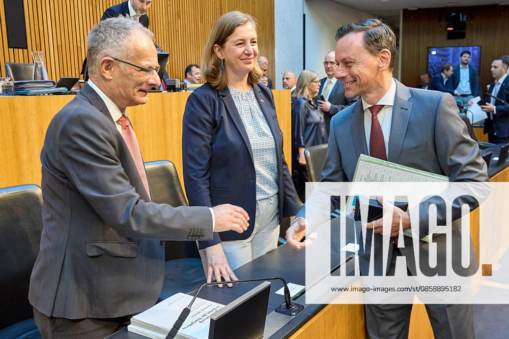 - Wien 11.06.2026 - Debatte Budget Österreichisches Parlament - Der Nationalrat trat heute im Hohen Haus zu einer regluären Nationalratssitzung zusammen. Haupthema war die gestrige Budgetrede des Finanzministers und die Debatte darüber. PHOTO: (v.L.) Finanzminister Markus Marterbauer (SPÖ), Staatssekretärin Barbara Eibinger-Miedl, ÖVP-Klubobmann Ernst Gödl kurz vor Beginn. Vienna (AUSTRIA) - Austrian Parliament National Council session - The National Council met today in Parliament for a regular National Council session. The topic of the plenary session was the Budget Speech by the Austrian Minister of Finance. Budget, Finanzen, Staatsfinanzen, Geld, Steuern, Ausgaben, Einnahmen, Regierung, echtes Dopelbudet 2027 28 , 2028, Schu