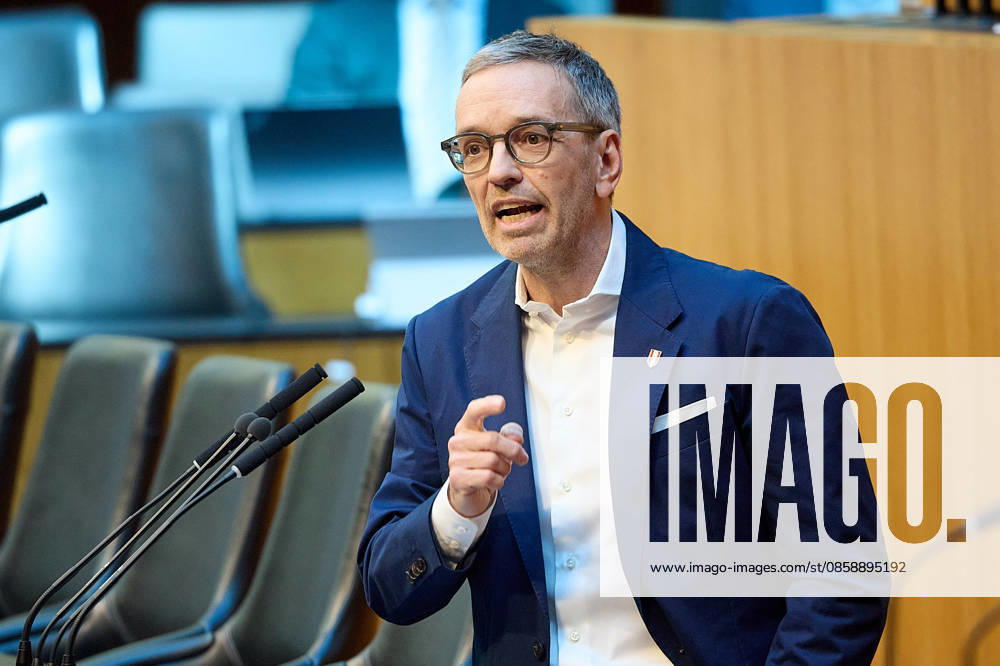 - Wien 11.06.2026 - Debatte Budget Österreichisches Parlament - Der Nationalrat trat heute im Hohen Haus zu einer regluären Nationalratssitzung zusammen. Haupthema war die gestrige Budgetrede des Finanzministers und die Debatte darüber. PHOTO: FPÖ-Bundesparteiobmann Herbert Kickl (L) am Rednerpult. Vienna (AUSTRIA) - Austrian Parliament National Council session - The National Council met today in Parliament for a regular National Council session. The topic of the plenary session was the Budget Speech by the Austrian Minister of Finance. Budget, Finanzen, Staatsfinanzen, Geld, Steuern, Ausgaben, Einnahmen, Regierung, echtes Dopelbudet 2027 28 , 2028, Schulden, Nationalratssitzung, Nationalrat SItzung Debatte zu Budgetpräsentation