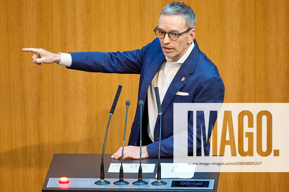 - Wien 11.06.2026 - Debatte Budget Österreichisches Parlament - Der Nationalrat trat heute im Hohen Haus zu einer regluären Nationalratssitzung zusammen. Haupthema war die gestrige Budgetrede des Finanzministers und die Debatte darüber. PHOTO: FPÖ-Bundesparteiobmann Herbert Kickl (L) am Rednerpult. Vienna (AUSTRIA) - Austrian Parliament National Council session - The National Council met today in Parliament for a regular National Council session. The topic of the plenary session was the Budget Speech by the Austrian Minister of Finance. Budget, Finanzen, Staatsfinanzen, Geld, Steuern, Ausgaben, Einnahmen, Regierung, echtes Dopelbudet 2027 28 , 2028, Schulden, Nationalratssitzung, Nationalrat SItzung Debatte zu Budgetpräsentation