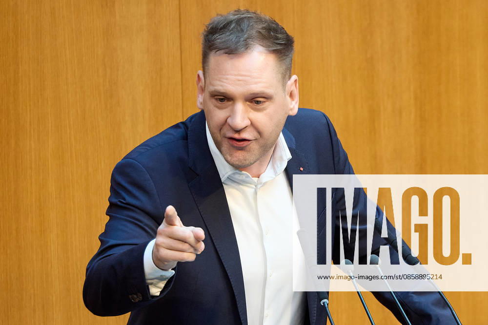 - Wien 11.06.2026 - Debatte Budget Österreichisches Parlament - Der Nationalrat trat heute im Hohen Haus zu einer regluären Nationalratssitzung zusammen. Haupthema war die gestrige Budgetrede des Finanzministers und die Debatte darüber. PHOTO: am Rednerpult, Klubobmann der SPÖ Philip Kucher . Vienna (AUSTRIA) - Austrian Parliament National Council session - The National Council met today in Parliament for a regular National Council session. The topic of the plenary session was the Budget Speech by the Austrian Minister of Finance. Budget, Finanzen, Staatsfinanzen, Geld, Steuern, Ausgaben, Einnahmen, Regierung, echtes Dopelbudet 2027 28 , 2028, Schulden, Nationalratssitzung, Nationalrat SItzung Debatte zu Budgetpräsentation