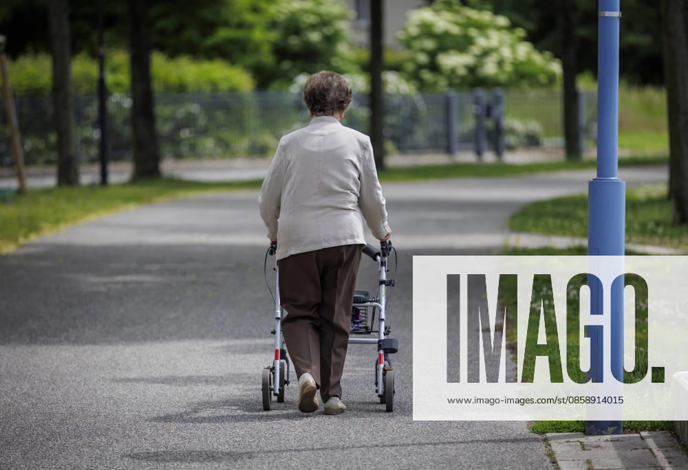 Eine aeltere Frau am Rollator Prenzlau Deutschland