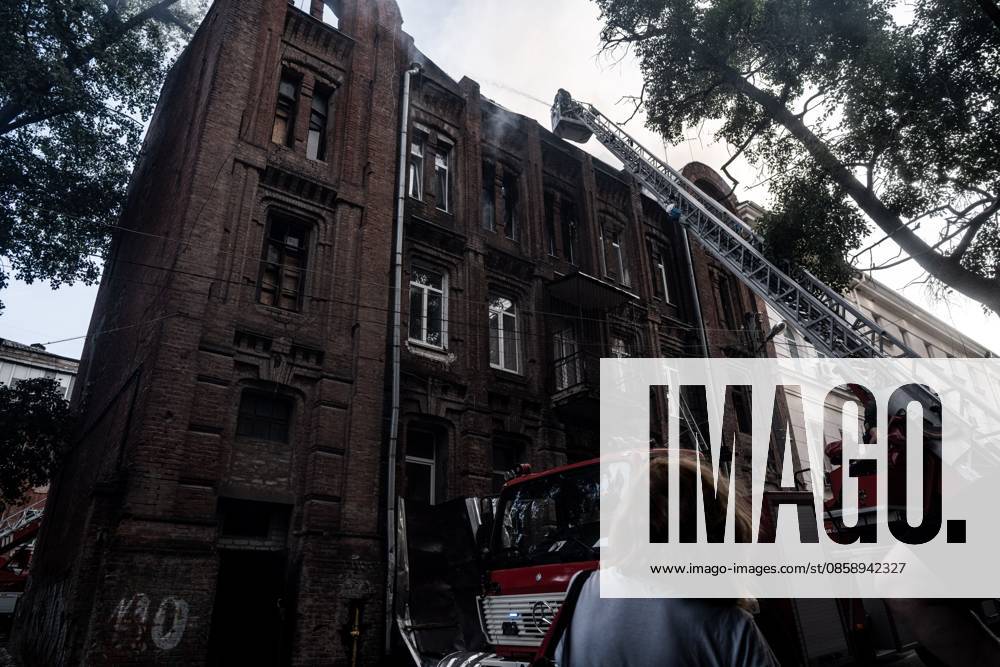 Shahed on a building in the center of Kharkiv KHARKIV, UKRAINE, June 9, 2026 Emergency services respond to a building fire in the city center following a drone strike. Firefighters work to contain the blaze while rescue operations and damage assessment continue in the area. Photo: Vincenzo Circosta JNA press Kharkiv kharkiv Oblast Ukraine