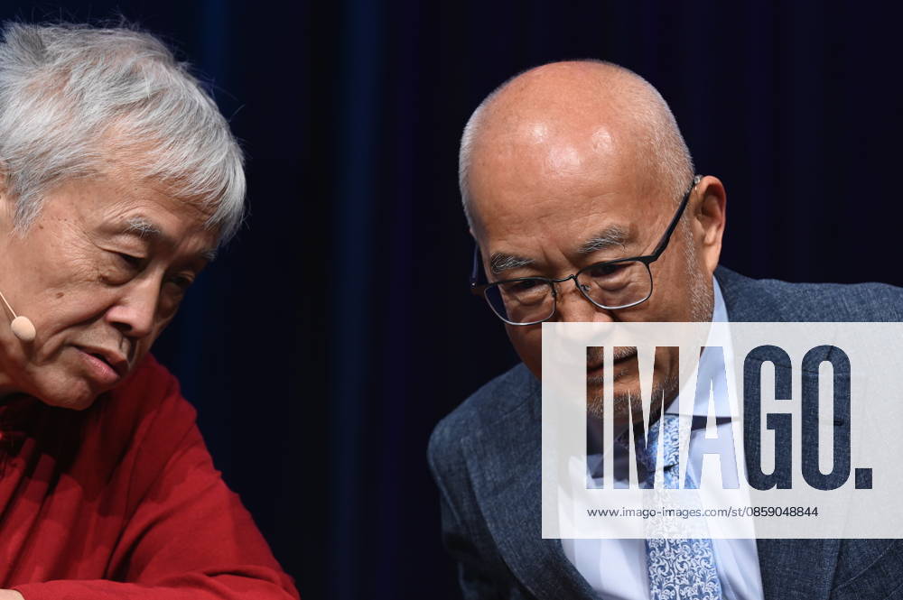 Übersetzer Shi Ming und Politikwissenschaftler Wu Guoguang, l-r, spricht auf der Phil.Cologne, ein internationales Fest für Philosophie zum Thema Großmacht China – Wu Guoguang über Xi Jinpings Weltpolitik