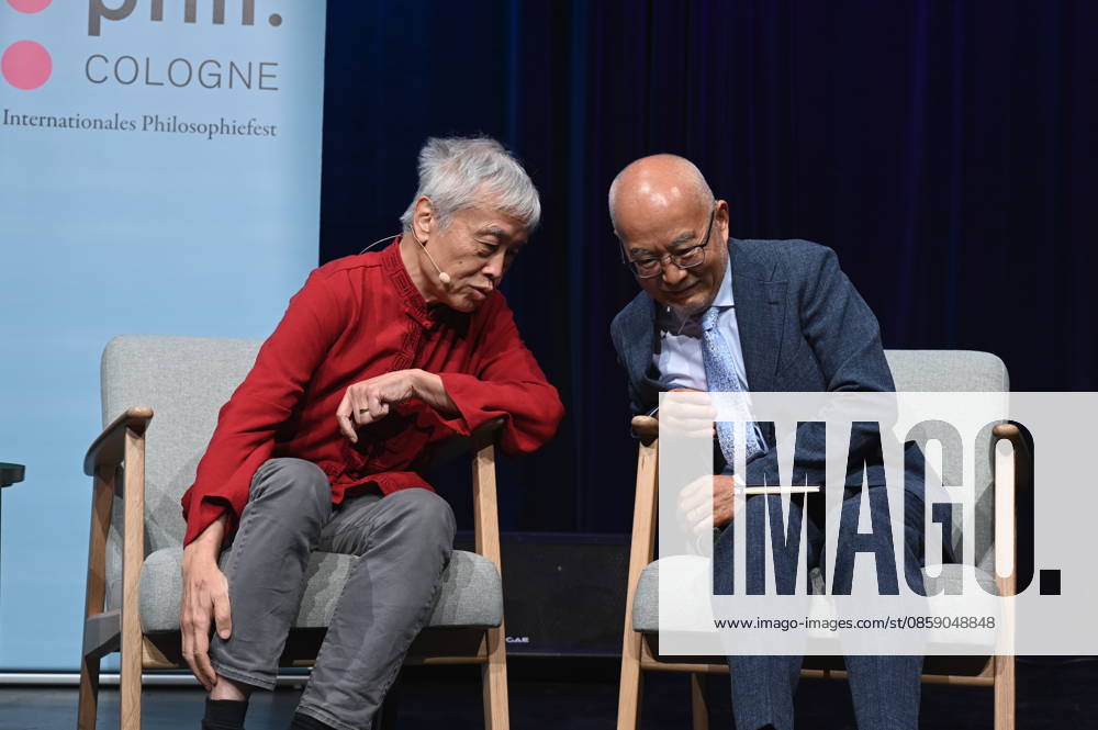 Übersetzer Shi Ming und Politikwissenschaftler Wu Guoguang, l-r, spricht auf der Phil.Cologne, ein internationales Fest für Philosophie zum Thema Großmacht China – Wu Guoguang über Xi Jinpings Weltpolitik