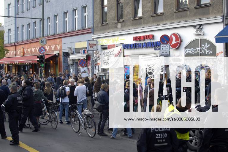 - Hausbesetzung in der Skalitzer Straße 106. Kundgebung der Aktivisten vor dem Haus