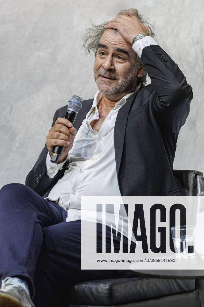 Deniz Yücel beim Talk im Rahmen der Gesprächsreihe Positionen und Perspektiven im Düsseldorfer Schauspielhaus. Düsseldorf
