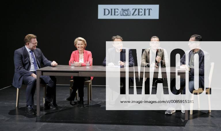 Bundesaussenminister Heiko Maas, SPD, nimmt im Rahmen des Hamburger Theater Festival an der Veranstaltung - Chor des Hasses - teil. Hier mit Dr. Andreas Hollstein, Buergermeister von Altena, Bundesverteidigungsministerin Ursula von der Leyen, CDU, Journalist Giovanni di Lorenzo, Bundesaussenminister Heiko Maas, SPD und Cem Oezdemir, Die Gruenen. Hamburg, 07.10.2018 Hamburg Deutschland