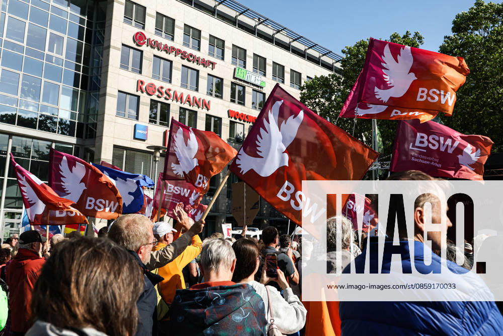 Teilnehmer der Kundgebung mit Fahnen vom BSW - BSW Kundgebung in Magdeburg (Sachsen-Anhalt) auf dem Willy Brandt Platz am Hauptbahnhof unter dem Motto, WM 2026 - Weg mit Merz!