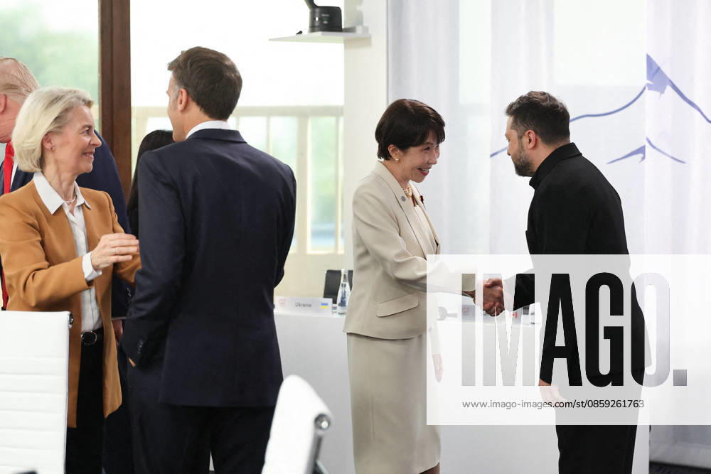 Ursula von der Leyen, President of the European Commission; President Emmanuel Macron; Sanae Takaichi, Prime Minister of Japan; President of Ukraine Volodymyr Zelensky during a meeting with the President of Ukraine at the G7 summit in Evian on June 16, 2026 Dominique Jacovides Bestimage Meeting with the President of Ukraine during the G7 summit in Evian on June 16, 2026 Evian, France,detected_source_language