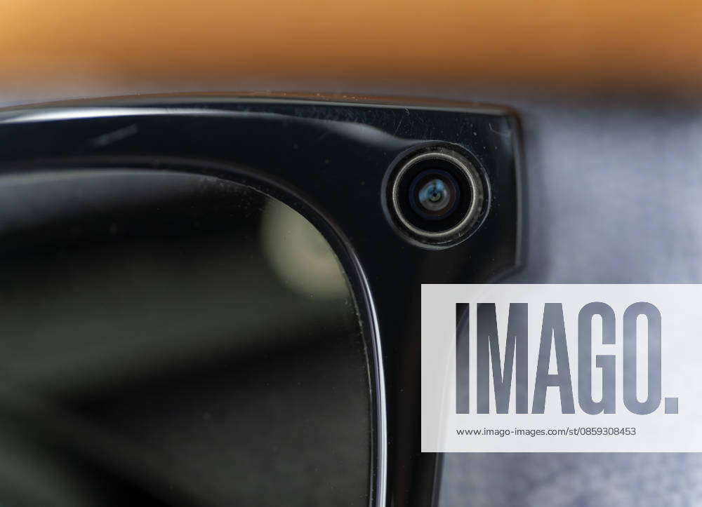 Thema Smart-Glasses als Spion-Kameras, Etliche Bäder und Saunaanlagen verbieten smarte Brillen mit Kameras bei ihren besuchern. Mit Smart Glasses können leichter heimlich Fotoaufnahmen gemacht werden. Potsdam hat die Brillen nun in Schwimmbädern verboten. Auf dem Bild ist die RAY-BAN Meta Brille, ausgestattet mit Kamera und Mikrofon auf einem Badehandtuch im Freibad oder Sauna zu sehen. Diese Geräte ermöglichen das unauffällige Anfertigen von Bild- und Videoaufnahmen, ohne dass betroffene Personen dies unmittelbar erkennen können wird moniert. Badegäste in Badebekleidung hätten ein berechtigtes Interesse an einem unbeobachteten Aufenthalt und müssten vor der missbräuchlichen Nutzung von Smart Glasses geschützt werden