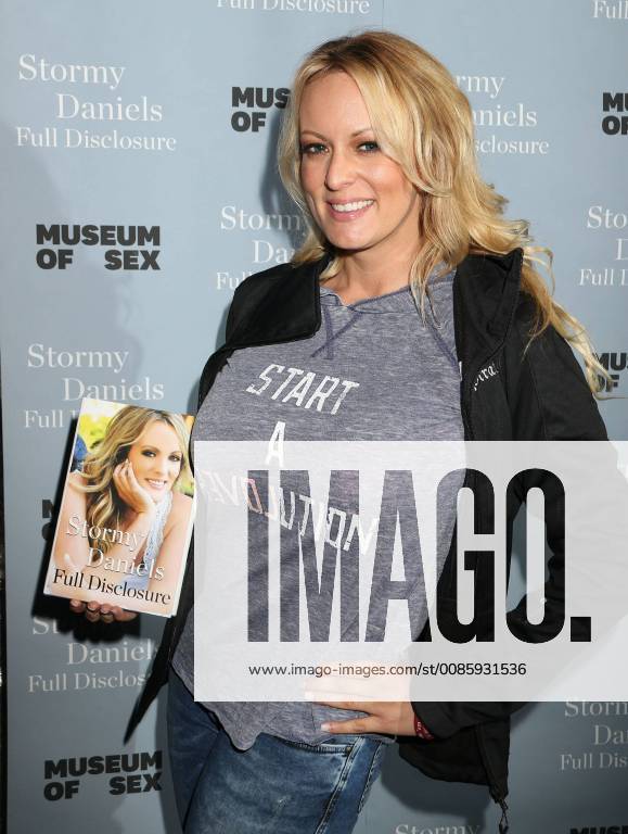 Entertainment Bilder der Woche KW41 October 8, 2018 - New York City, New York, U.S. - Adult entertainer STORMY DANIELS promotes her book Full Disclosure held at the Museum of Sex on 5th Avenue. New York City U.S. - ZUMAk03_ 20181008_zaf_k03_015