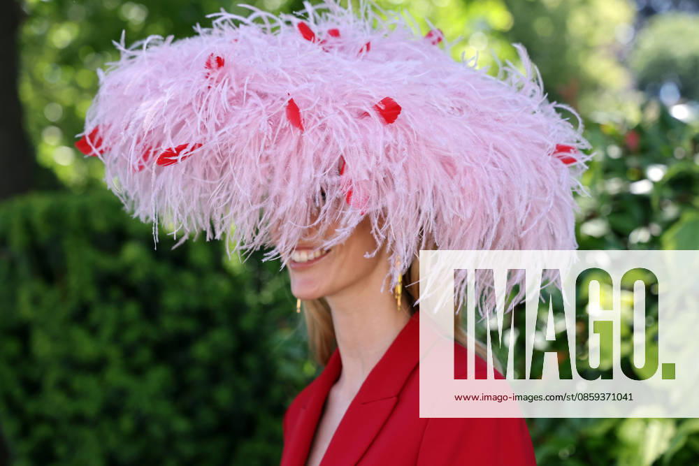Ascot, Windsor, GBR - Fashion, woman with hat at the racecourse. Ascot racecourse. (Zuschauer, Besucher, Publikum, Frau, Hut, Kopfbedeckungen, Fashion, Eleganz, elegant, Mode, modisch, feminin) 260617D507ROYAL_ASCOT