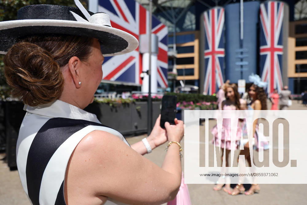 Ascot, Windsor, GBR - Fashion, women with hats at the racecourse. Ascot racecourse. (Zuschauer, Besucher, Publikum, Frauen, Huete, Kopfbedeckungen, Fashion, Eleganz, elegant, Mode, modisch, feminin) 260617D514ROYAL_ASCOT