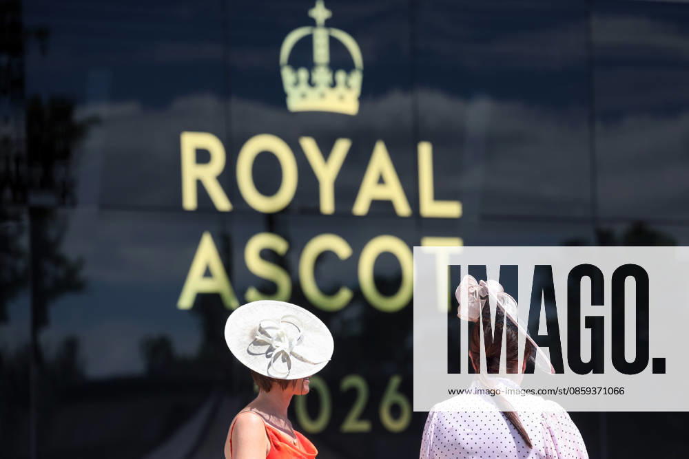 Ascot, Windsor, GBR - Fashion, women with hats at the racecourse. Ascot racecourse. (Zuschauer, Besucher, Publikum, Frauen, Huete, Kopfbedeckungen, Fashion, Eleganz, elegant, Mode, modisch, feminin) 260617D515ROYAL_ASCOT