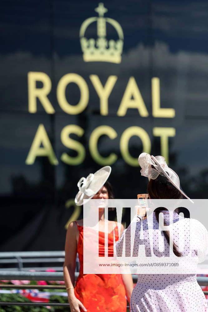Ascot, Windsor, GBR - Fashion, women with hats at the racecourse. Ascot racecourse. (Zuschauer, Besucher, Publikum, Frauen, Huete, Kopfbedeckungen, Fashion, Eleganz, elegant, Mode, modisch, feminin) 260617D516ROYAL_ASCOT