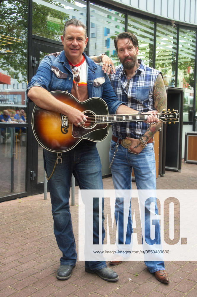 Sascha Vollmer und Alec Völkel beim Event The BossHoss - Das kleinste Konzert ihrer Bandgeschichte im Burger King in der Landsberger Allee. Berlin