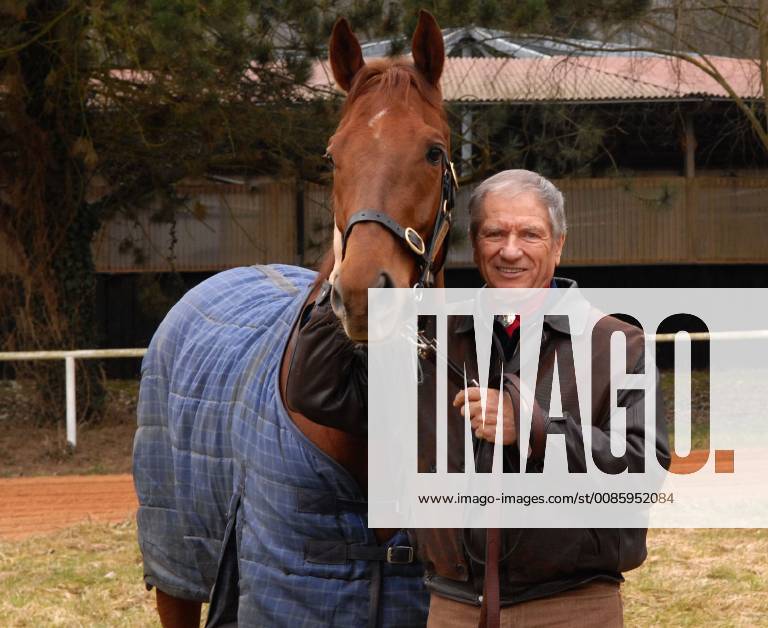 Der Pferdezüchter und ehemalige Rodeoreiter Monty Roberts, der sich mit dem Umgang schwieriger Pferde beschäftigt, ist am Dienstag (03.03.2009) auf der privaten Pferderennbahn am Trainingszentrum Schmeer in Saarbrücken zu Besuch.