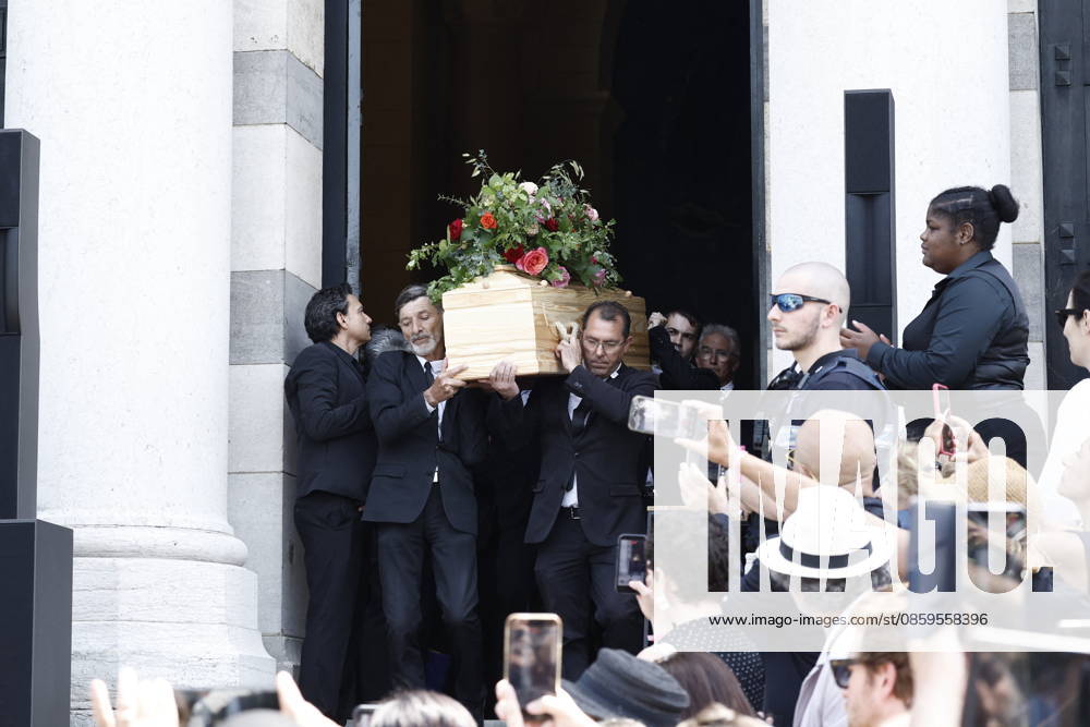 The coffin of the deceased leaves the Coupole Hall during Mr. Satrapi’s funeral at the Père Lachaise Crematorium in Paris on June 19, 2026. The author of the famous graphic novel, which was adapted into a film, Persepolis, died on June 3, 2026, at the age of 56, inconsolable over the loss of her husband, M. Ripa, which had occurred a year earlier. Cyril Moreau Bestimage at the funeral of M. Satrapi at the Père Lachaise Crematorium in Paris, on June 19, 2026. The author of the famous graphic novel, adapted into a film, Persepolis, died on June 3, 2026, at the age of 56, inconsolable over the loss of her husband, M. Ripa, which occurred a year earlier. Paris, France,detected_source_language
