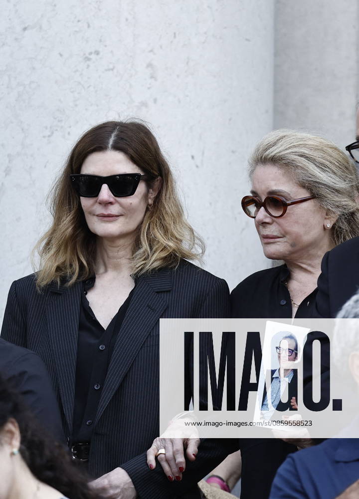 Chiara Mastroianni and her mother, Catherine Deneuve, at the funeral of Mr. Satrapi at the Père Lachaise Crematorium in Paris on June 19, 2026. The author of the famous graphic novel, which was adapted into a film, Persepolis, died on June 3, 2026, at the age of 56, inconsolable over the loss of her husband, M. Ripa, which occurred a year earlier. Cyril Moreau Bestimage at the funeral of M. Satrapi at the Père Lachaise Crematorium in Paris, on June 19, 2026. The author of the famous graphic novel, adapted into a film, Persepolis, died on June 3, 2026, at the age of 56, inconsolable over the loss of her husband, M. Ripa, which occurred a year earlier. Paris, France,detected_source_language