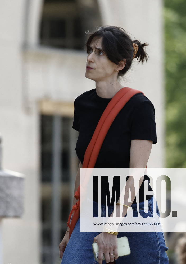 Guest at the funeral of Mr. Satrapi at the Père Lachaise Crematorium in Paris on June 19, 2026. The author of the famous graphic novel, which was adapted into a film, Persepolis, died on June 3, 2026, at the age of 56, inconsolable over the loss of her husband, M. Ripa, which occurred a year earlier. Cyril Moreau Bestimage The funeral of M. Satrapi at the Père Lachaise Crematorium in Paris, on June 19, 2026. The author of the famous graphic novel, adapted into a film, Persepolis, died on June 3, 2026, at the age of 56, inconsolable over the loss of her husband, M. Ripa, which occurred a year earlier. Paris, France,detected_source_language