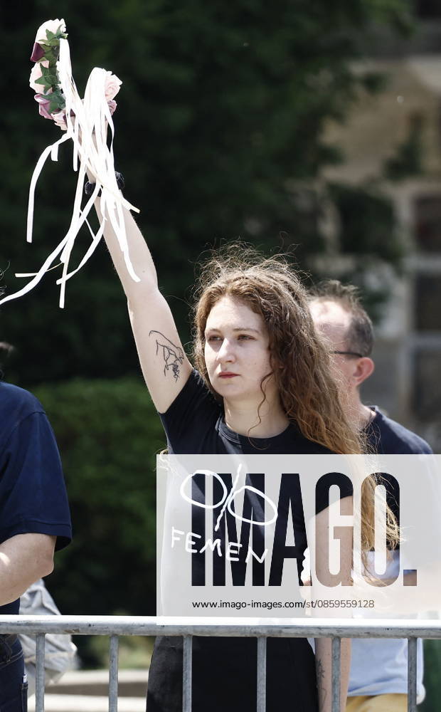 A Femen representative at Mr. Satrapi’s funeral at the Père Lachaise Crematorium in Paris on June 19, 2026. The author of the famous graphic novel, which was adapted into a film, Persepolis, died on June 3, 2026, at the age of 56, inconsolable over the loss of her husband, M. Ripa, which occurred a year earlier. Cyril Moreau Bestimage The funeral of M. Satrapi at the Père Lachaise Crematorium in Paris, on June 19, 2026. The author of the famous graphic novel, adapted into a film, Persepolis, died on June 3, 2026, at the age of 56, inconsolable over the loss of her husband, M. Ripa, which occurred a year earlier. Paris, France,detected_source_language