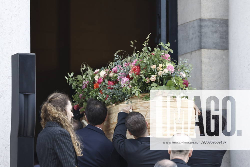 The coffin of the deceased is carried into the Coupole Hall during Mr. Satrapi’s funeral at the Père Lachaise Crematorium in Paris on June 19, 2026. The author of the famous graphic novel, which was adapted into a film, Persepolis, died on June 3, 2026, at the age of 56, inconsolable over the loss of her husband, M. Ripa, which occurred a year earlier. Cyril Moreau Bestimage The funeral of M. Satrapi at the Père Lachaise Crematorium in Paris, on June 19, 2026. The author of the famous graphic novel, adapted into a film, Persepolis, died on June 3, 2026, at the age of 56, inconsolable over the loss of her husband, M. Ripa, which occurred a year earlier. Paris, France,detected_source_language