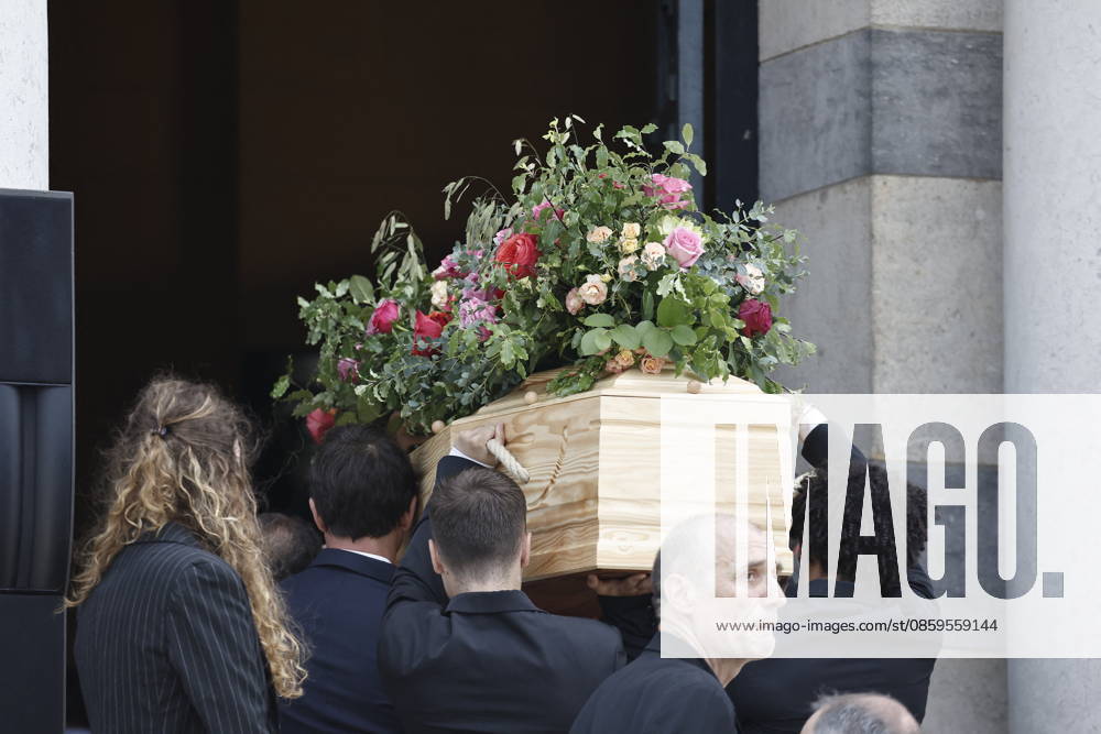 The coffin of the deceased is carried into the Coupole Hall during Mr. Satrapi’s funeral at the Père Lachaise Crematorium in Paris on June 19, 2026. The author of the famous graphic novel, which was adapted into a film, Persepolis, died on June 3, 2026, at the age of 56, inconsolable over the loss of her husband, M. Ripa, which occurred a year earlier. Cyril Moreau Bestimage The funeral of M. Satrapi at the Père Lachaise Crematorium in Paris, on June 19, 2026. The author of the famous graphic novel, adapted into a film, Persepolis, died on June 3, 2026, at the age of 56, inconsolable over the loss of her husband, M. Ripa, which occurred a year earlier. Paris, France,detected_source_language