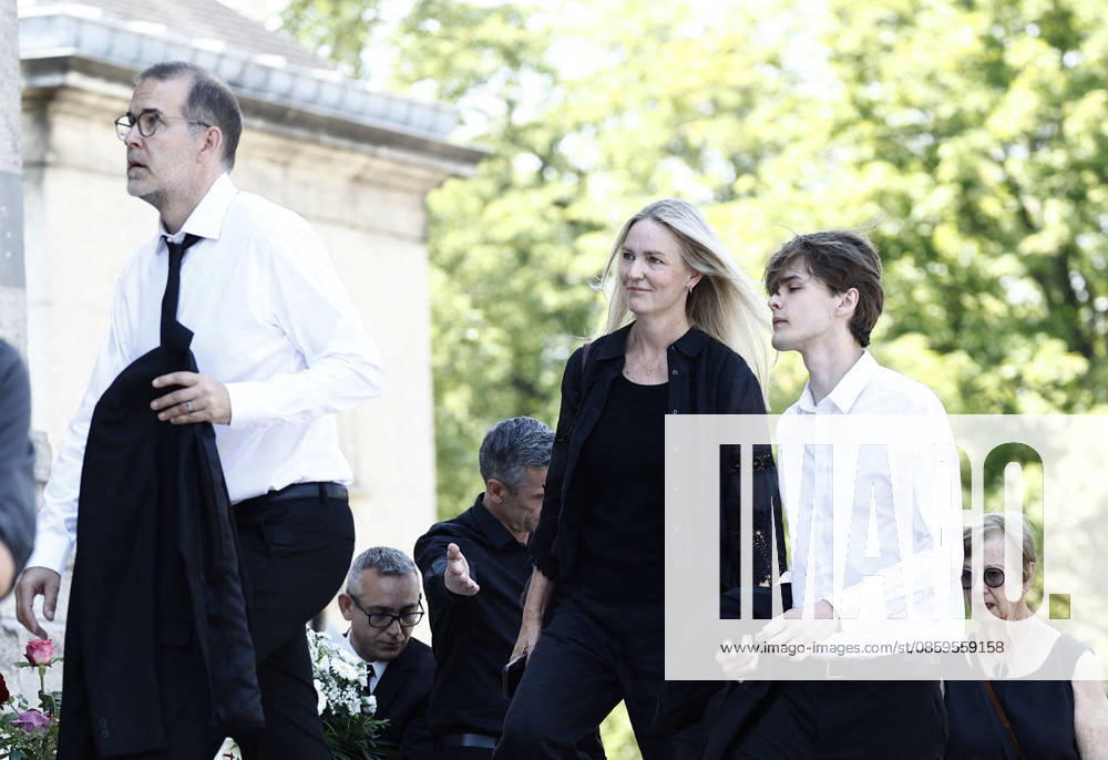 Guest at the funeral of Mr. Satrapi at the Père Lachaise Crematorium in Paris on June 19, 2026. The author of the famous graphic novel, which was adapted into a film, Persepolis, died on June 3, 2026, at the age of 56, inconsolable over the loss of her husband, M. Ripa, which occurred a year earlier. Cyril Moreau Bestimage The funeral of M. Satrapi at the Père Lachaise Crematorium in Paris, on June 19, 2026. The author of the famous graphic novel, adapted into a film, Persepolis, died on June 3, 2026, at the age of 56, inconsolable over the loss of her husband, M. Ripa, which occurred a year earlier. Paris, France,detected_source_language