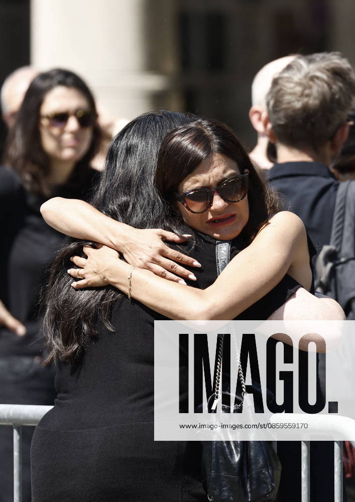 Guest at the funeral of Mr. Satrapi at the Père Lachaise Crematorium in Paris on June 19, 2026. The author of the famous graphic novel, which was adapted into a film, Persepolis, died on June 3, 2026, at the age of 56, inconsolable over the loss of her husband, M. Ripa, which occurred a year earlier. Cyril Moreau Bestimage The funeral of M. Satrapi at the Père Lachaise Crematorium in Paris, on June 19, 2026. The author of the famous graphic novel, adapted into a film, Persepolis, died on June 3, 2026, at the age of 56, inconsolable over the loss of her husband, M. Ripa, which occurred a year earlier. Paris, France,detected_source_language