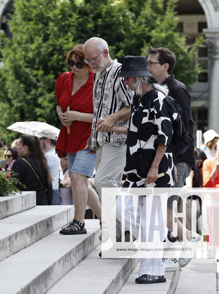 Guest at the funeral of Mr. Satrapi at the Père Lachaise Crematorium in Paris on June 19, 2026. The author of the famous graphic novel, which was adapted into a film, Persepolis, died on June 3, 2026, at the age of 56, inconsolable over the loss of her husband, M. Ripa, which occurred a year earlier. Cyril Moreau Bestimage The funeral of M. Satrapi at the Père Lachaise Crematorium in Paris, on June 19, 2026. The author of the famous graphic novel, adapted into a film, Persepolis, died on June 3, 2026, at the age of 56, inconsolable over the loss of her husband, M. Ripa, which occurred a year earlier. Paris, France,detected_source_language