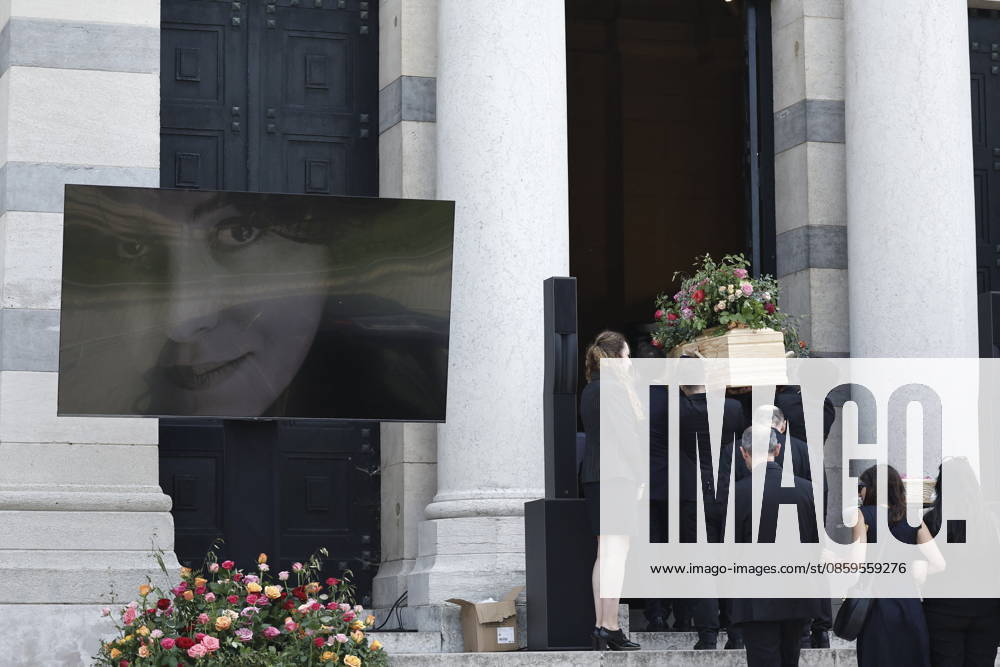 The coffin of the deceased is carried into the Coupole Hall during Mr. Satrapi’s funeral at the Père Lachaise Crematorium in Paris on June 19, 2026. The author of the famous graphic novel, which was adapted into a film, Persepolis, died on June 3, 2026, at the age of 56, inconsolable over the loss of her husband, M. Ripa, which occurred a year earlier. Cyril Moreau Bestimage The funeral of M. Satrapi at the Père Lachaise Crematorium in Paris, on June 19, 2026. The author of the famous graphic novel, adapted into a film, Persepolis, died on June 3, 2026, at the age of 56, inconsolable over the loss of her husband, M. Ripa, which occurred a year earlier. Paris, France,detected_source_language