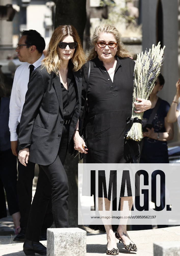 Catherine Deneuve and her daughter Chiara Mastroianni at the funeral of Mr. Satrapi at the Père Lachaise Crematorium in Paris on June 19, 2026. The author of the famous graphic novel, which was adapted into a film, Persepolis, died on June 3, 2026, at the age of 56, inconsolable over the loss of her husband, M. Ripa, which had occurred a year earlier. Cyril Moreau Bestimage at the funeral of M. Satrapi at the Père Lachaise Crematorium in Paris, on June 19, 2026. The author of the famous graphic novel, adapted into a film, Persepolis, died on June 3, 2026, at the age of 56, inconsolable over the loss of her husband, M. Ripa, which occurred a year earlier. Paris, France,detected_source_language