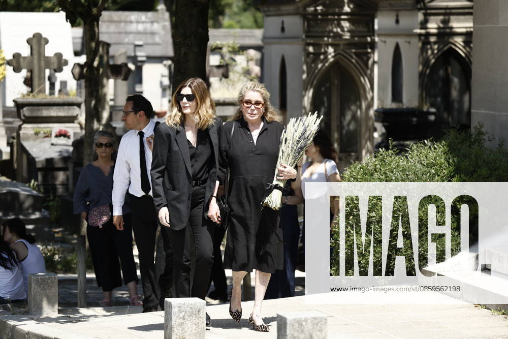 Catherine Deneuve and her daughter Chiara Mastroianni at the funeral of Mr. Satrapi at the Père Lachaise Crematorium in Paris on June 19, 2026. The author of the famous graphic novel, which was adapted into a film, Persepolis, died on June 3, 2026, at the age of 56, inconsolable over the loss of her husband, M. Ripa, which had occurred a year earlier. Cyril Moreau Bestimage at the funeral of M. Satrapi at the Père Lachaise Crematorium in Paris, on June 19, 2026. The author of the famous graphic novel, adapted into a film, Persepolis, died on June 3, 2026, at the age of 56, inconsolable over the loss of her husband, M. Ripa, which occurred a year earlier. Paris, France,detected_source_language
