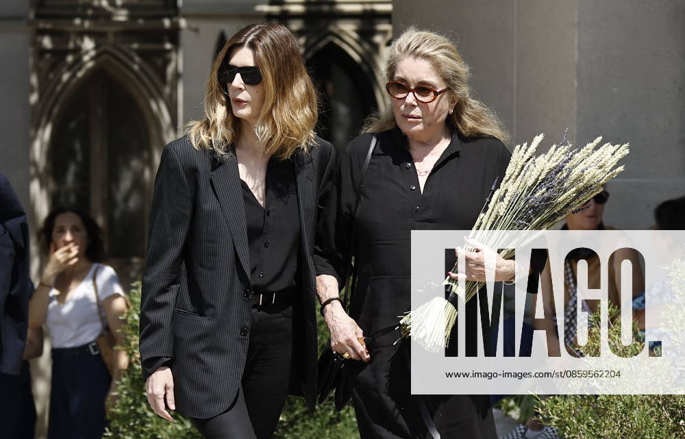 Catherine Deneuve and her daughter Chiara Mastroianni at the funeral of Mr. Satrapi at the Père Lachaise Crematorium in Paris on June 19, 2026. The author of the famous graphic novel, which was adapted into a film, Persepolis, died on June 3, 2026, at the age of 56, inconsolable over the loss of her husband, M. Ripa, which had occurred a year earlier. Cyril Moreau Bestimage at the funeral of M. Satrapi at the Père Lachaise Crematorium in Paris, on June 19, 2026. The author of the famous graphic novel, adapted into a film, Persepolis, died on June 3, 2026, at the age of 56, inconsolable over the loss of her husband, M. Ripa, which occurred a year earlier. Paris, France,detected_source_language