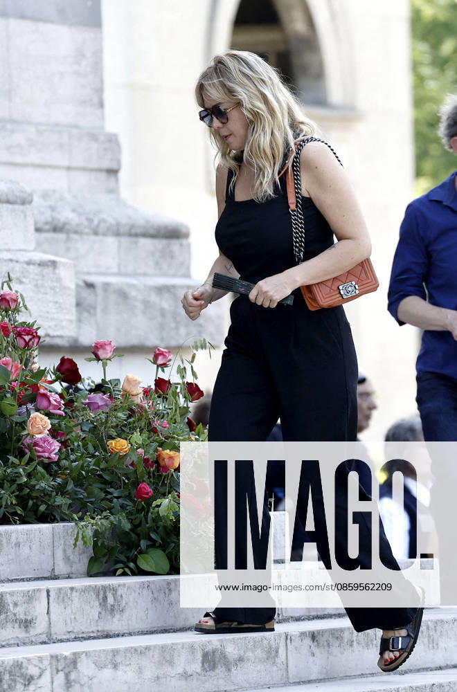 Enora Malagré at the funeral of Mr. Satrapi at the Père Lachaise Crematorium in Paris on June 19, 2026. The author of the famous graphic novel, which was adapted into a film, Persepolis, died on June 3, 2026, at the age of 56, inconsolable over the loss of her husband, M. Ripa, which had occurred a year earlier. Cyril Moreau Bestimage at the funeral of M. Satrapi at the Père Lachaise Crematorium in Paris, on June 19, 2026. The author of the famous graphic novel, adapted into a film, Persepolis, died on June 3, 2026, at the age of 56, inconsolable over the loss of her husband, M. Ripa, which occurred a year earlier. Paris, France,detected_source_language