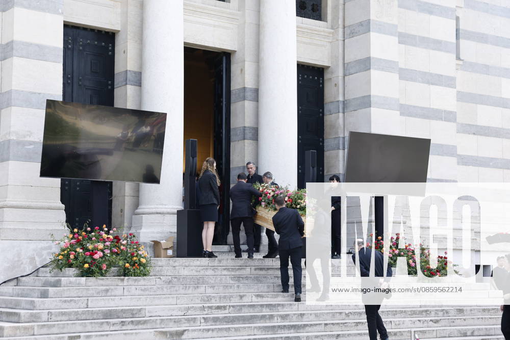 The coffin of the deceased is carried into the Coupole Hall during Mr. Satrapi’s funeral at the Père Lachaise Crematorium in Paris on June 19, 2026. The author of the famous graphic novel, which was adapted into a film, Persepolis, died on June 3, 2026, at the age of 56, inconsolable over the loss of her husband, M. Ripa, which occurred a year earlier. Cyril Moreau Bestimage at the funeral of M. Satrapi at the Père Lachaise Crematorium in Paris, on June 19, 2026. The author of the famous graphic novel, adapted into a film, Persepolis, died on June 3, 2026, at the age of 56, inconsolable over the loss of her husband, M. Ripa, which occurred a year earlier. Paris,detected_source_language