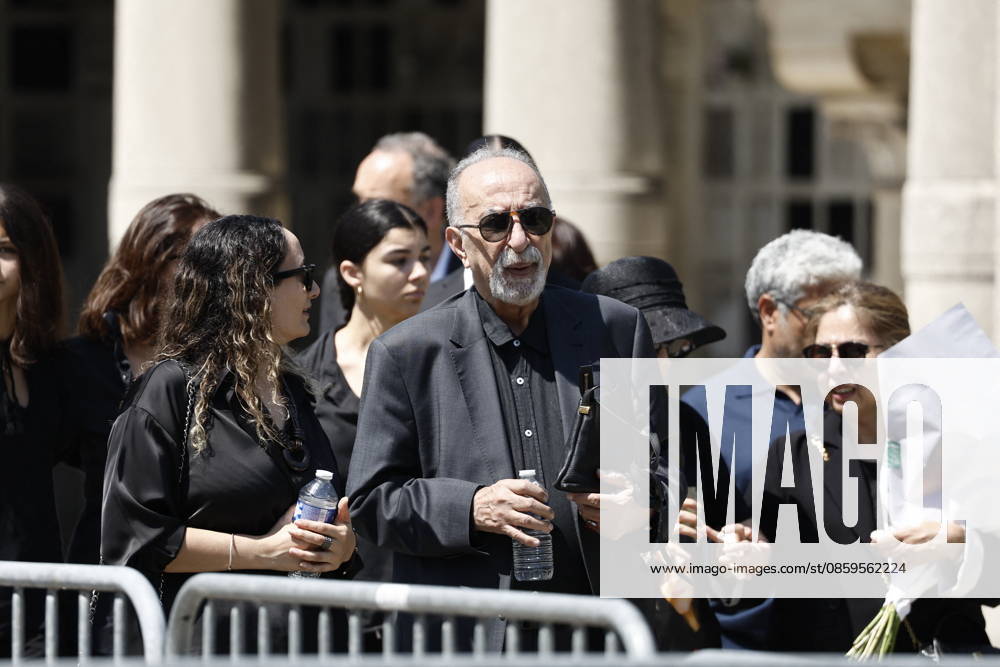 The father of the deceased at Mr. Satrapi’s funeral at the Père Lachaise Crematorium in Paris on June 19, 2026. The author of the famous graphic novel, which was adapted into a film, Persepolis, died on June 3, 2026, at the age of 56, inconsolable over the loss of her husband, M. Ripa, which had occurred a year earlier. Cyril Moreau Bestimage at the funeral of M. Satrapi at the Père Lachaise Crematorium in Paris, on June 19, 2026. The author of the famous graphic novel, adapted into a film, Persepolis, died on June 3, 2026, at the age of 56, inconsolable over the loss of her husband, M. Ripa, which occurred a year earlier. Paris, France,detected_source_language