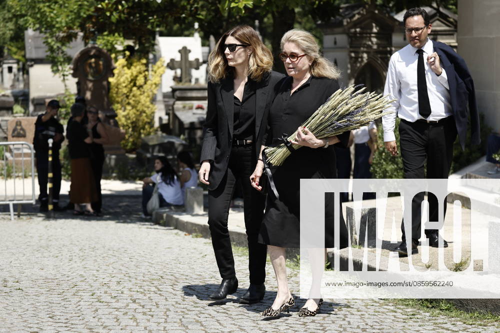 Catherine Deneuve and her daughter, Chiara Mastroianni, at the funeral of Mr. Satrapi at the Père Lachaise Crematorium in Paris on June 19, 2026. The author of the famous graphic novel, which was adapted into a film, Persepolis, died on June 3, 2026, at the age of 56, inconsolable over the loss of her husband, M. Ripa, which occurred a year earlier. Cyril Moreau Bestimage at the funeral of M. Satrapi at the Père Lachaise Crematorium in Paris, on June 19, 2026. The author of the famous graphic novel, adapted into a film, Persepolis, died on June 3, 2026, at the age of 56, inconsolable over the loss of her husband, M. Ripa, which occurred a year earlier. Paris, France,detected_source_language