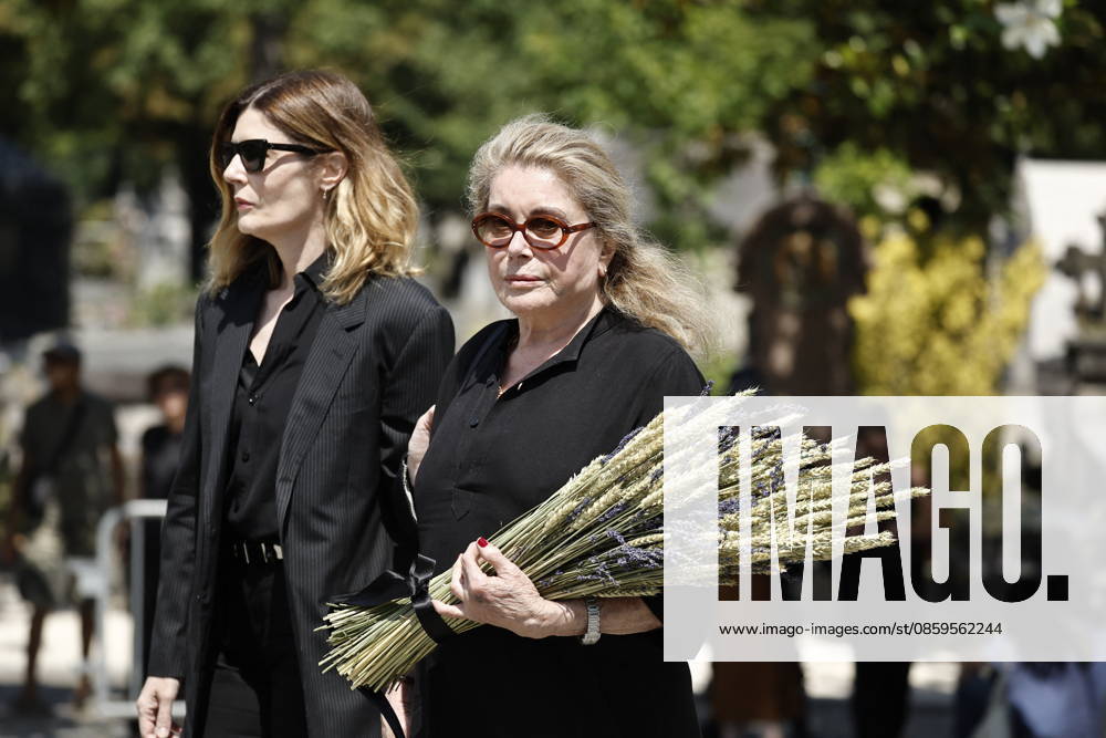 Catherine Deneuve and her daughter, Chiara Mastroianni, at the funeral of Mr. Satrapi at the Père Lachaise Crematorium in Paris on June 19, 2026. The author of the famous graphic novel, which was adapted into a film, Persepolis, died on June 3, 2026, at the age of 56, inconsolable over the loss of her husband, M. Ripa, which occurred a year earlier. Cyril Moreau Bestimage at the funeral of M. Satrapi at the Père Lachaise Crematorium in Paris, on June 19, 2026. The author of the famous graphic novel, adapted into a film, Persepolis, died on June 3, 2026, at the age of 56, inconsolable over the loss of her husband, M. Ripa, which occurred a year earlier. Paris, France,detected_source_language