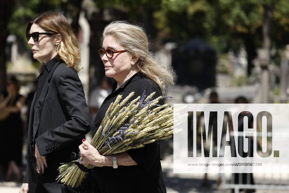 Catherine Deneuve and her daughter, Chiara Mastroianni, at the funeral of Mr. Satrapi at the Père Lachaise Crematorium in Paris on June 19, 2026. The author of the famous graphic novel, which was adapted into a film, Persepolis, died on June 3, 2026, at the age of 56, inconsolable over the loss of her husband, M. Ripa, which occurred a year earlier. Cyril Moreau Bestimage at the funeral of M. Satrapi at the Père Lachaise Crematorium in Paris, on June 19, 2026. The author of the famous graphic novel, adapted into a film, Persepolis, died on June 3, 2026, at the age of 56, inconsolable over the loss of her husband, M. Ripa, which occurred a year earlier. Paris, France,detected_source_language