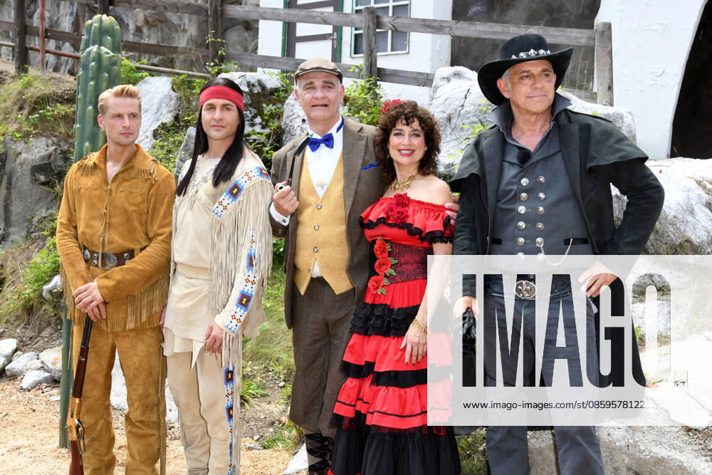 Bastian Semm, Alexander Klaws, Heinrich Schafmeister, Isabel Varell, Heinrich Schafmeister und Florian Fitz beim Fototermin am Rande der Probe am 19.06.2026 bei den Karl May Festspielen. Ab dem 27.06.2026 stehen die Schauspieler dann gemeinsam in Im Tal des Todes auf der Freilichtbuehne in Bad Segeberg. Karl-May-Spiele 2026: Im Tal des Todes- Probe in Bad Segeberg