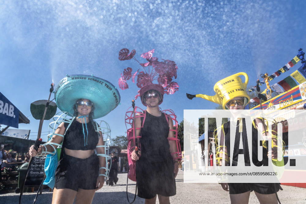 Eröffnung des Tollwood Sommerfestivals 2026, das Wasser Einsatz Trio besprüht Besucher zur Abkühlung mit Wasser, hochsommerliche Temperaturen über 30 Grad, München, 19. Juni 2026 Deutschland, München, 19. Juni 2026, Eröffnung des Tollwood Sommerfestivals 2026, das Wasser Einsatz Trio besprüht Besucher zur Abkühlung mit Wasser, hier in Aktion: Wasser-Sprühnebel vor blauem Himmel, Teil des neuen Tollwood-Hitzekonzepts, Besucher schwitzen bei Rekordtemperaturenüber 30 Grad, Hochsommer, das Tollwood ist multikulturelles Festival, das im Sommer im Olympiapark stattfindet, dieses Jahr vom 19. Juni bis 19. Juli, d2026 unter dem Motto: Mit Gefühl statt nur dabei die Rückeroberung der Empathie, Festivalgelände, Sommer, Kultur, Ver