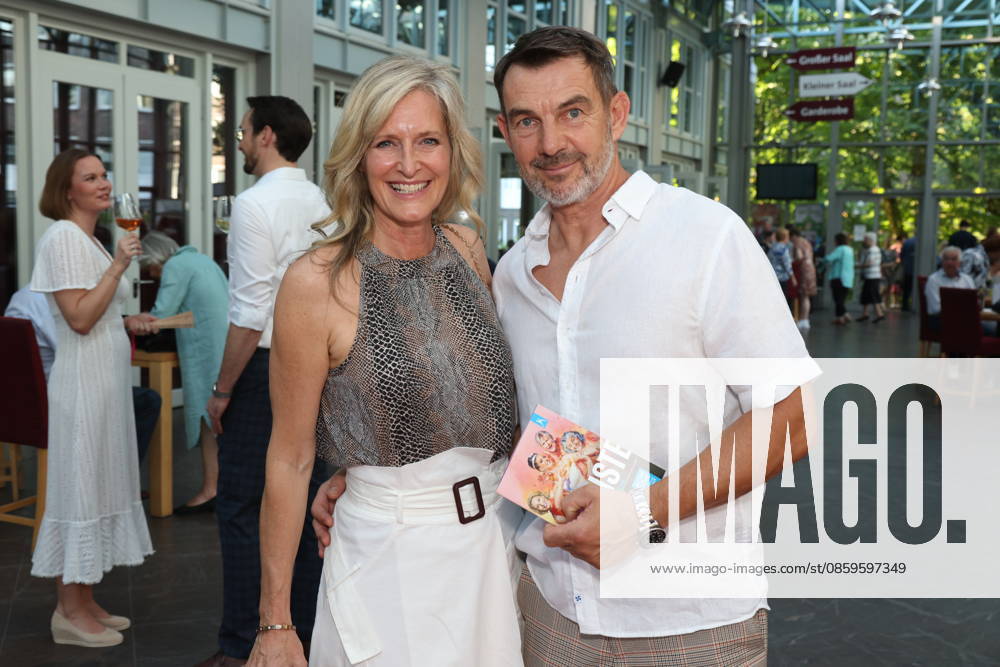 Bianca Karsten und Sven Vogt bei der Premiere der Komödie Höchste Zeit, Komödie Winterhuder Fährhaus. In der Musicalkomödie mit Hits der 70er bis 90er Jahre geht es um vier Frauen in den Wechseljahren, die sich kurz vor einer Hochzeit mit den großen Fragen rund um Liebe, Ehe und den perfekten Partner auseinandersetzen, Hamburg 19.6.2026