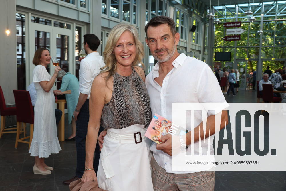 Bianca Karsten und Sven Vogt bei der Premiere der Komödie Höchste Zeit, Komödie Winterhuder Fährhaus. In der Musicalkomödie mit Hits der 70er bis 90er Jahre geht es um vier Frauen in den Wechseljahren, die sich kurz vor einer Hochzeit mit den großen Fragen rund um Liebe, Ehe und den perfekten Partner auseinandersetzen, Hamburg 19.6.2026