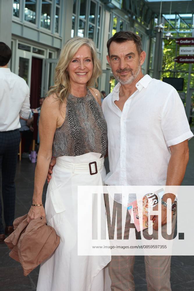 Bianca Karsten und Sven Vogt bei der Premiere der Komödie Höchste Zeit, Komödie Winterhuder Fährhaus. In der Musicalkomödie mit Hits der 70er bis 90er Jahre geht es um vier Frauen in den Wechseljahren, die sich kurz vor einer Hochzeit mit den großen Fragen rund um Liebe, Ehe und den perfekten Partner auseinandersetzen, Hamburg 19.6.2026