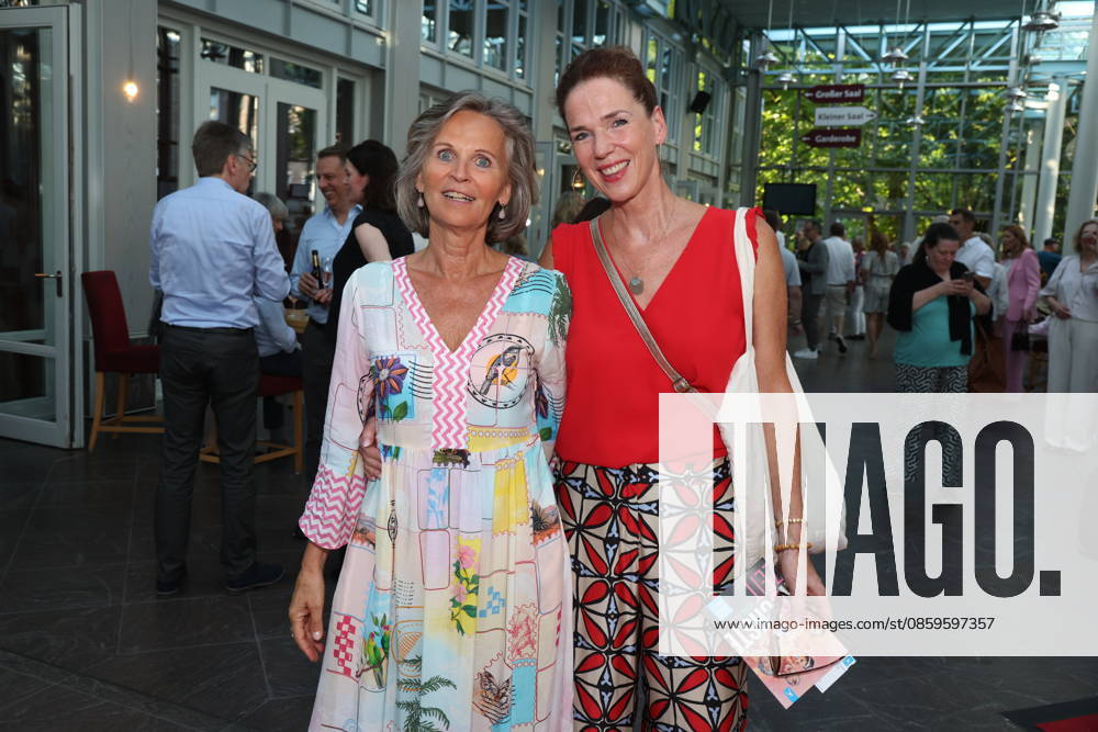 Katja Wolff und Franziska Becker bei der Premiere der Komödie Höchste Zeit, Komödie Winterhuder Fährhaus. In der Musicalkomödie mit Hits der 70er bis 90er Jahre geht es um vier Frauen in den Wechseljahren, die sich kurz vor einer Hochzeit mit den großen Fragen rund um Liebe, Ehe und den perfekten Partner auseinandersetzen, Hamburg 19.6.2026